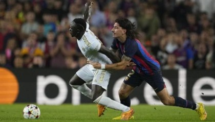 彩经网-欧冠出局总结，巴萨还处于电灯发明前的千次实验中