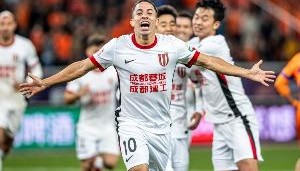 记者：成都蓉城三中卫阵型玩得溜，直接把泰山后防线盯人搞崩了