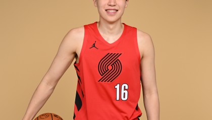 彩经网-杨瀚森翻译回应“熊猫眼”：对抗时的小磕小碰，大家别在意